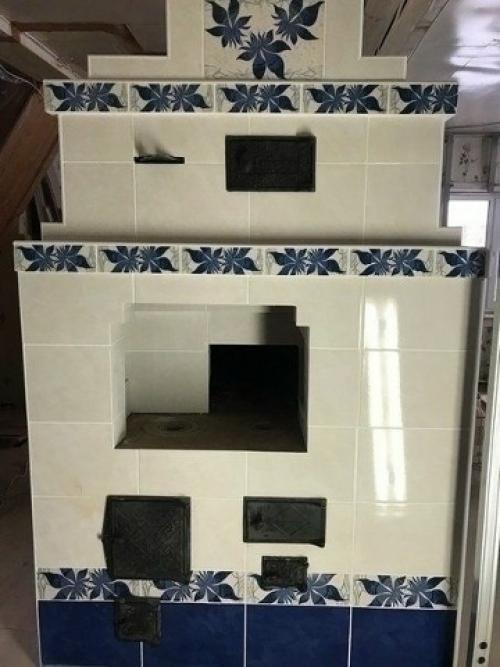 Приехал, посмотрел - старая печка трескается, швы осыпаются, тяга уже не та. 05