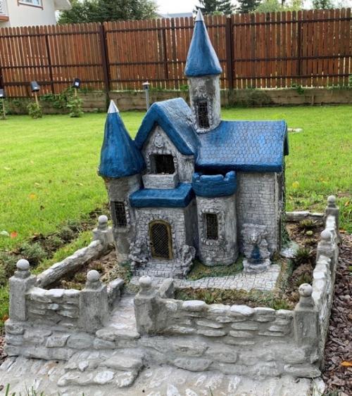 Для любимых внуков сделала на даче домик для гномиков из пня от спиленной яблони и замок. 05