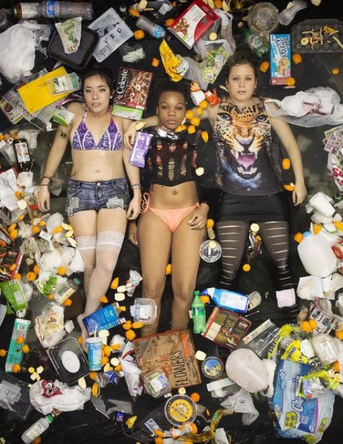 Портреты американцев посреди их недельного мусора. 07