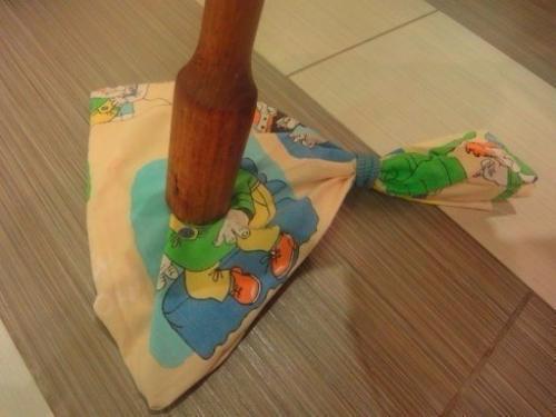 Мы декорируем бутылки с помощью крашенной соли гуашью. 03