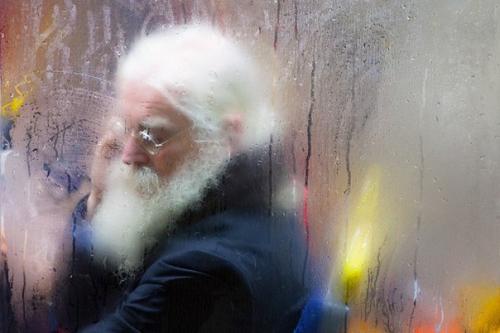 Запотевшие окна автобусов - это большие телеэкраны, в которых мелькает чья-то жизнь. 03