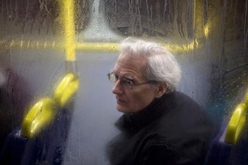 Запотевшие окна автобусов - это большие телеэкраны, в которых мелькает чья-то жизнь. 01