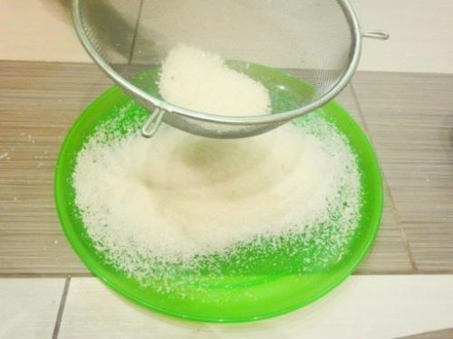 Мы декорируем бутылки с помощью крашенной соли гуашью. 04