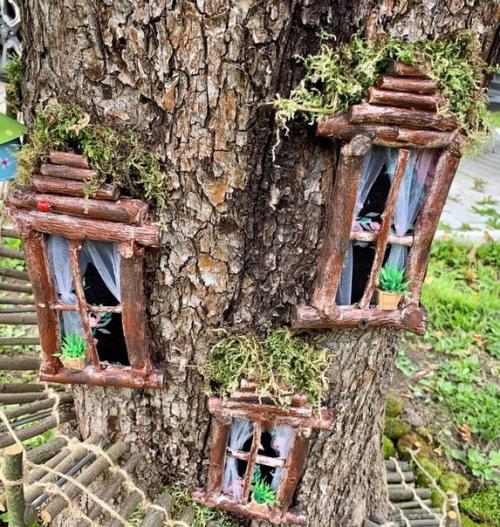 Для любимых внуков сделала на даче домик для гномиков из пня от спиленной яблони и замок. 03