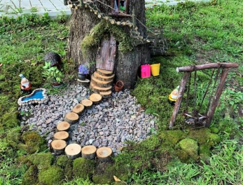 Для любимых внуков сделала на даче домик для гномиков из пня от спиленной яблони и замок. 01