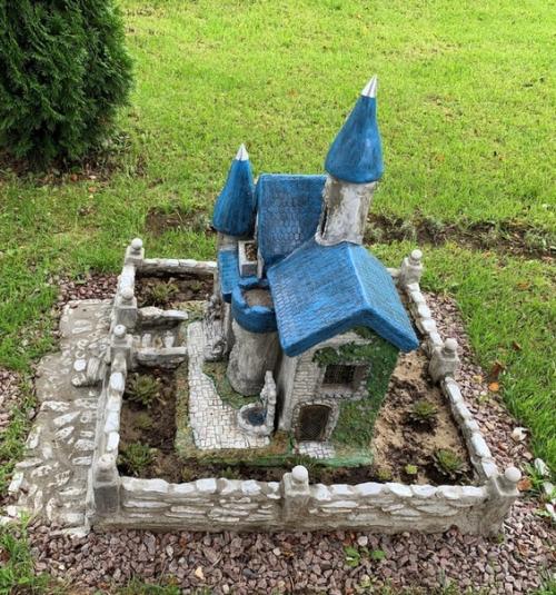 Для любимых внуков сделала на даче домик для гномиков из пня от спиленной яблони и замок. 06