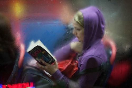 Запотевшие окна автобусов - это большие телеэкраны, в которых мелькает чья-то жизнь. 06