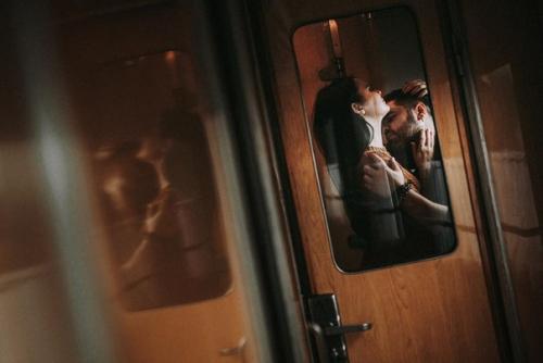 Две кружки чёрного чая, плед, старая гитара и песни о любви. 02