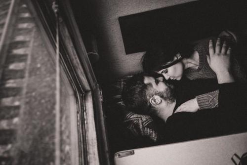 Две кружки чёрного чая, плед, старая гитара и песни о любви. 08