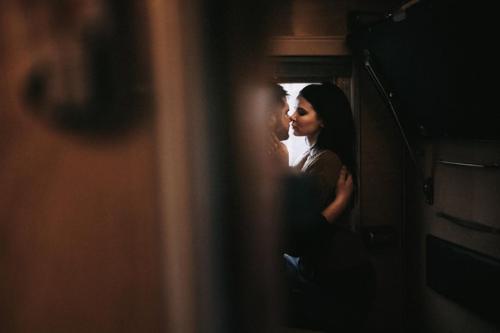 Две кружки чёрного чая, плед, старая гитара и песни о любви. 07