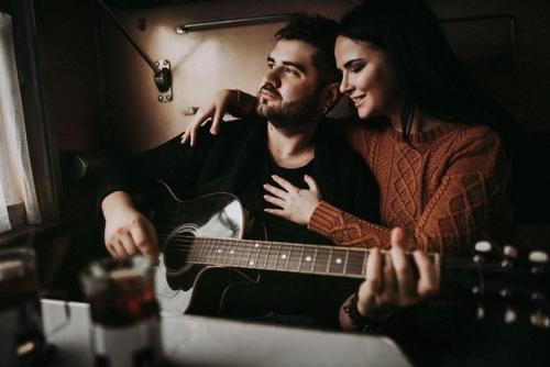 Две кружки чёрного чая, плед, старая гитара и песни о любви. 01