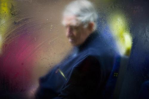 Запотевшие окна автобусов - это большие телеэкраны, в которых мелькает чья-то жизнь. 04