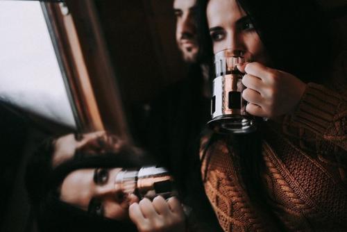 Две кружки чёрного чая, плед, старая гитара и песни о любви. 05