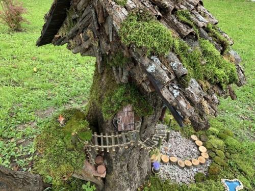 Для любимых внуков сделала на даче домик для гномиков из пня от спиленной яблони и замок. 04