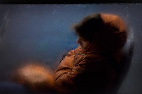 Запотевшие окна автобусов - это большие телеэкраны, в которых мелькает чья-то жизнь. 08