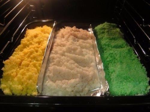 Мы декорируем бутылки с помощью крашенной соли гуашью. 02