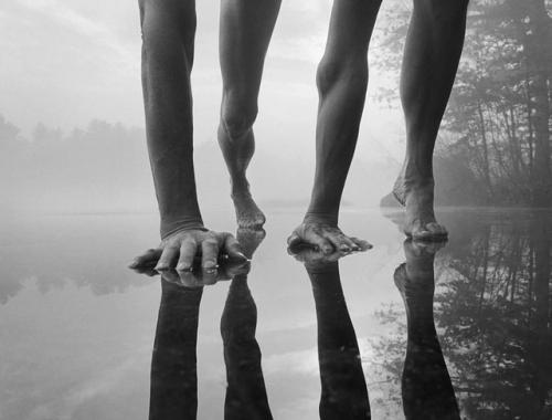 Монохромный сон фотографа Arno Rafael Minkkinen. 04