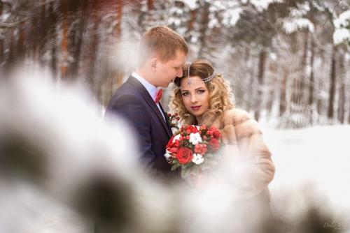 Хороший пример того, что зимние свадебные фотосессии ничем не хуже летних. 02