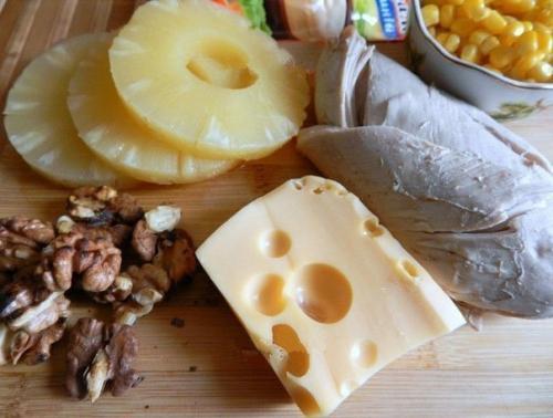 Салат с курицей, сыром и ананасом. 01