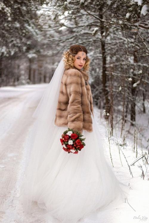 Хороший пример того, что зимние свадебные фотосессии ничем не хуже летних. 05