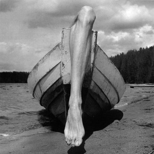 Монохромный сон фотографа Arno Rafael Minkkinen. 03