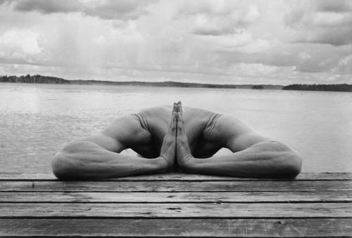 Монохромный сон фотографа Arno Rafael Minkkinen. 02