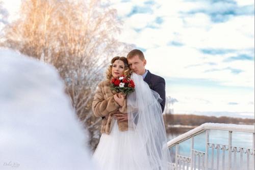 Хороший пример того, что зимние свадебные фотосессии ничем не хуже летних. 06