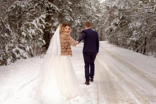 Хороший пример того, что зимние свадебные фотосессии ничем не хуже летних. 09