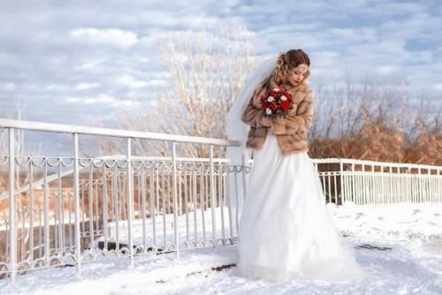 Хороший пример того, что зимние свадебные фотосессии ничем не хуже летних. 08
