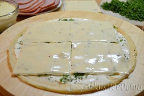 Блинные рулетики с начинкой из ветчины и сыра. 06