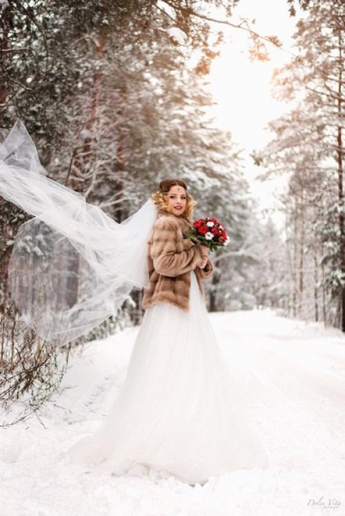 Хороший пример того, что зимние свадебные фотосессии ничем не хуже летних. 01