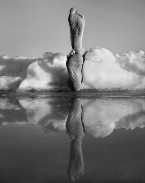 Монохромный сон фотографа Arno Rafael Minkkinen. 05