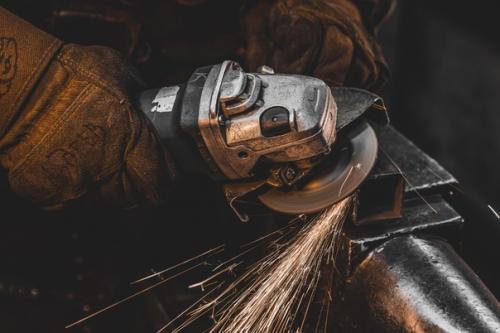 На фото Михаил Авдеев, кузнец в мастерской Кречет. 06