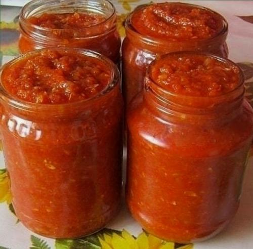 Муж 4 года не догадывался что это аджика из кабачков, уплетал за обе щеки, при том, что кабачки он не ест!  