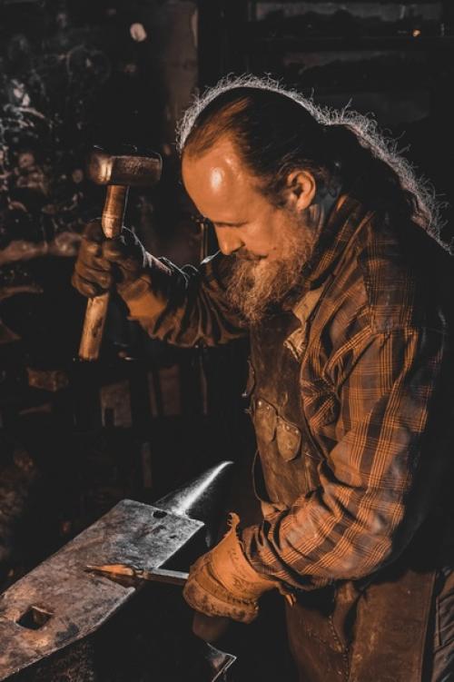 На фото Михаил Авдеев, кузнец в мастерской Кречет. 01