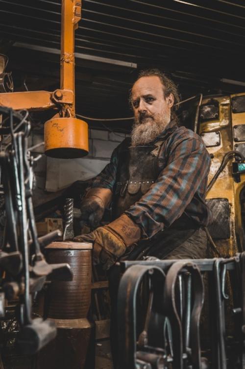На фото Михаил Авдеев, кузнец в мастерской Кречет. 05