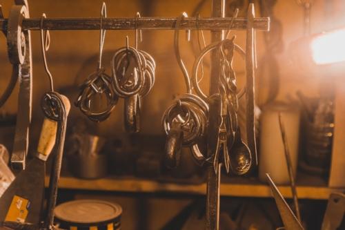 На фото Михаил Авдеев, кузнец в мастерской Кречет. 03