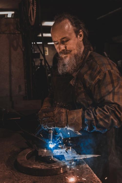 На фото Михаил Авдеев, кузнец в мастерской Кречет. 07