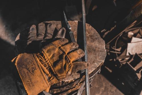 На фото Михаил Авдеев, кузнец в мастерской Кречет. 09