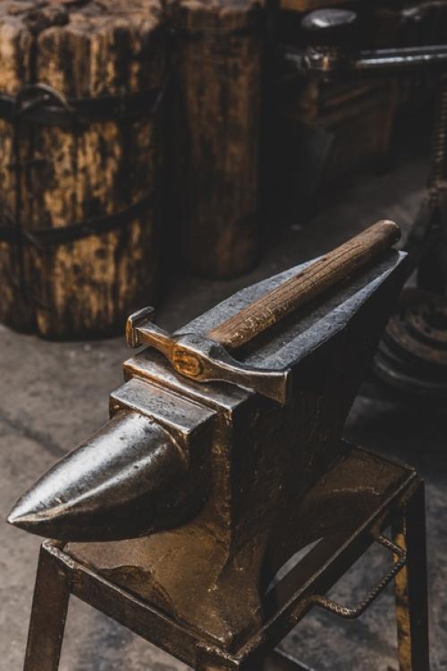 На фото Михаил Авдеев, кузнец в мастерской Кречет. 08