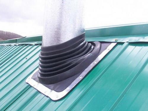 Каким же способом можно заделать щель между трубой и крышей? 04