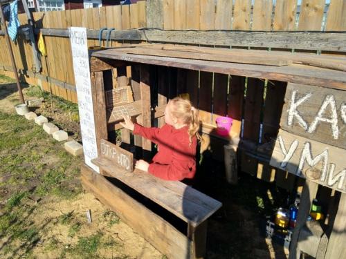 Вот такое самодельное кафе получилось из двух поддонов - дети в восторге. 01