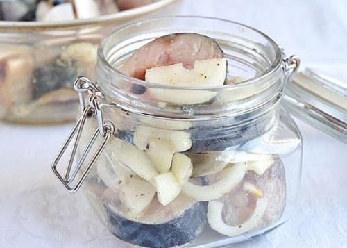 Скумбрия маринованная.  Можно, конечно, купить в супермаркете готовую маринованную скумбрию. 02