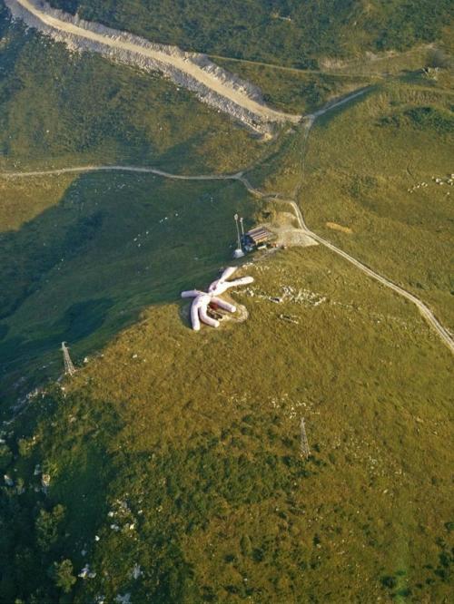 В 2005 году на склоне итальянской горы коллето - фава появился 60-метровый розовый кролик. 01