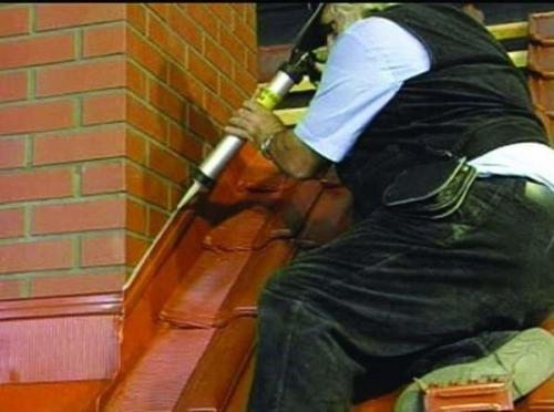 Каким же способом можно заделать щель между трубой и крышей? 03