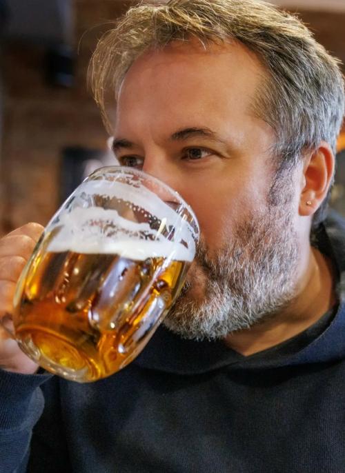 Компания Heineken объявила о масштабных сокращениях: до шести тысяч сотрудников по всему миру лишатся работы из-за снижения интереса к пиву. 01