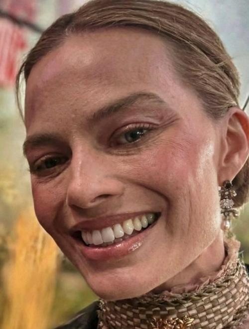 В свои 35-летняя Марго Робби впервые подверглась критике своей внешности в сети, после неудачной фотографии! 02