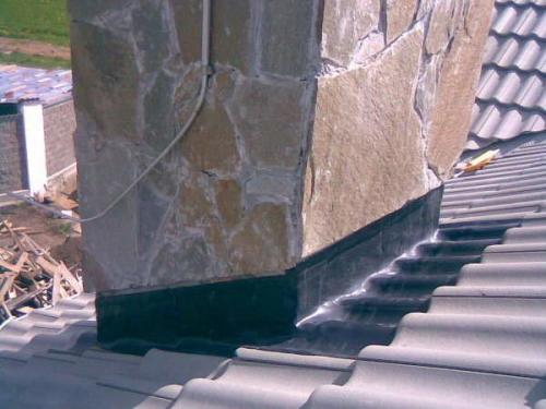 Каким же способом можно заделать щель между трубой и крышей? 05