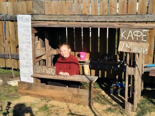 Вот такое самодельное кафе получилось из двух поддонов - дети в восторге. 02