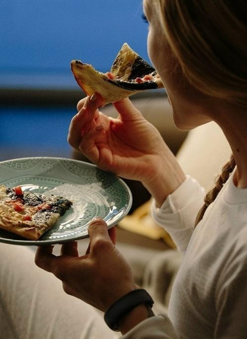 Чтобы сохранить фигуру и здоровье, важно ложиться спать вовремя. 02